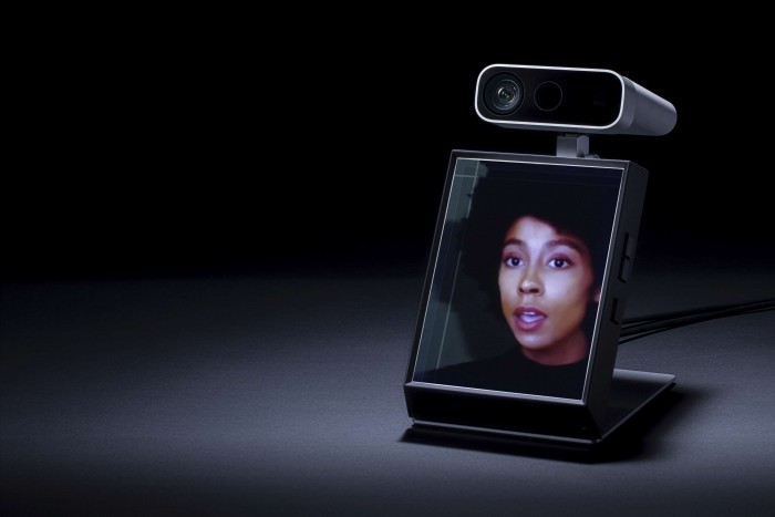 Der Looking Glass Portrait mit angeschlossener Kinect-Kamera (Bild: Looking Glass)